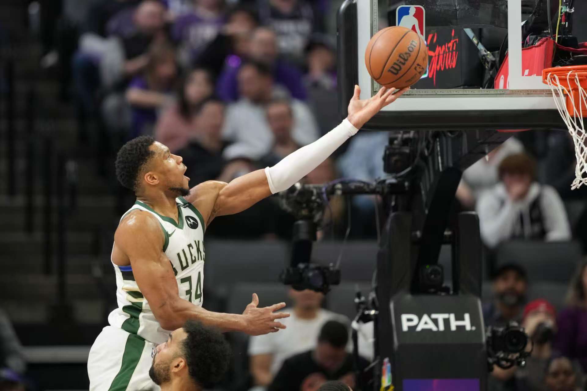  杜兰特回归赛场，精彩发挥首场状态亮眼，雄鹿观众沸腾！-开云